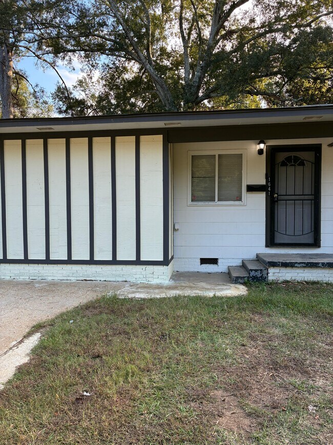 Primary Photo - 1641 Woodburn St