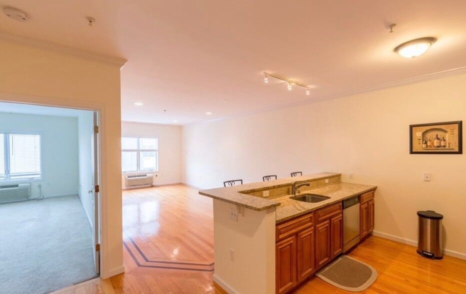 Building Photo - 528 52nd St