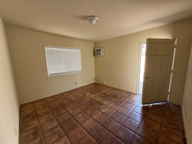 Building Photo - Two Bedroom lower unit - Move in Ready!