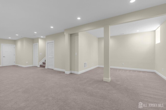 Building Photo - 10 McCormick Ave N