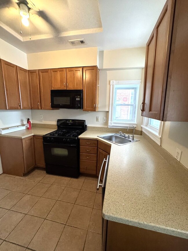 Building Photo - Centrally Located 2 BR Townhouse with Den/...