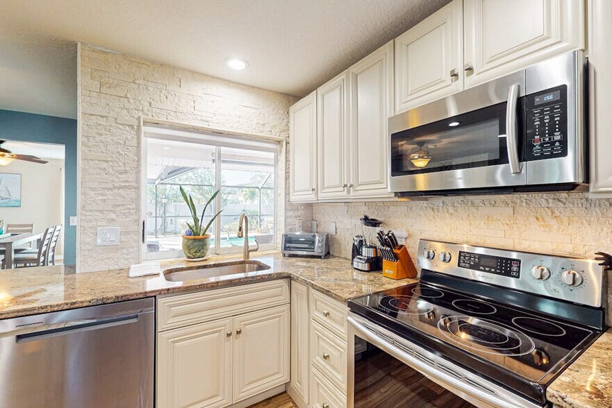 Building Photo - 7215 25th Dr W