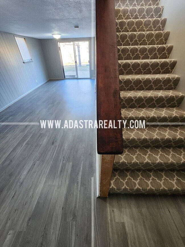 Building Photo - Awesome 2 Bedroom Duplex in Overland Park-Available in APRIL!!