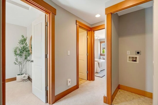 Building Photo - Queen Anne Townhouse