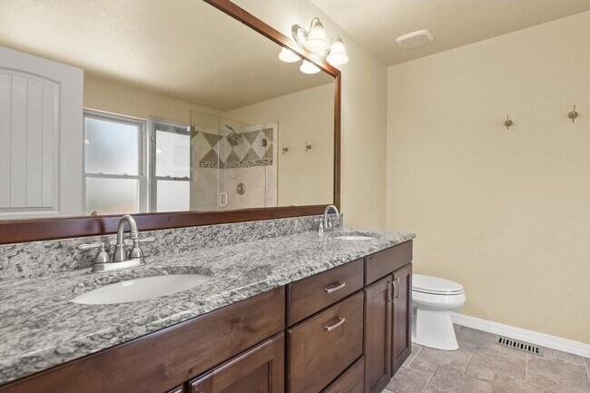 Building Photo - Stunning 5 Bedroom in School District 20