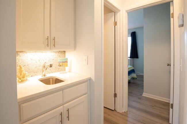 Building Photo - OFF-SEASON FURNISHED MONTHLY RENTAL STARTI...