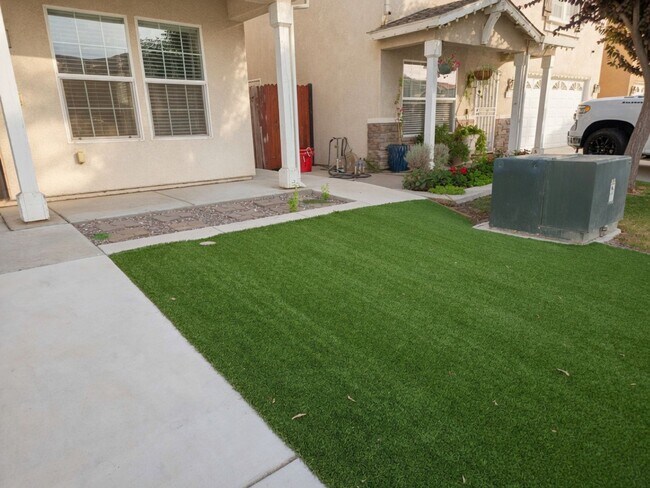 Building Photo - Spacious 4-Bedroom Home with Solar, Finished Garage, Large Pantry & Low-Maintenance Backyard in M...