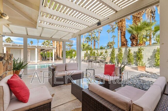 Building Photo - 1425 Vía Soledad