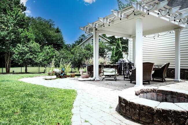 Building Photo - 1004 Somerset Ct