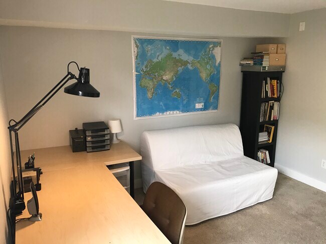 Building Photo - 1951 N Beachwood Dr