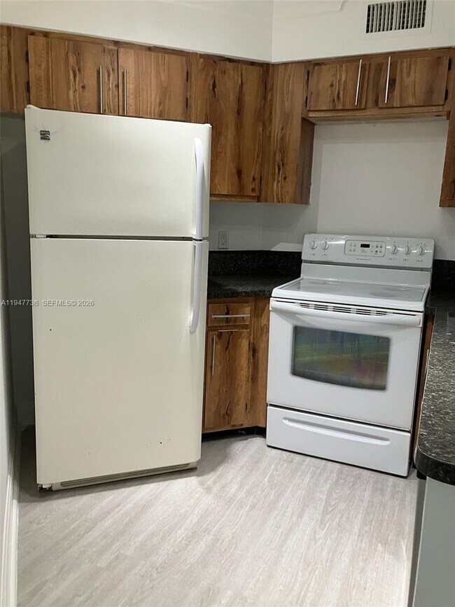 Building Photo - 212 Lake Pointe Dr