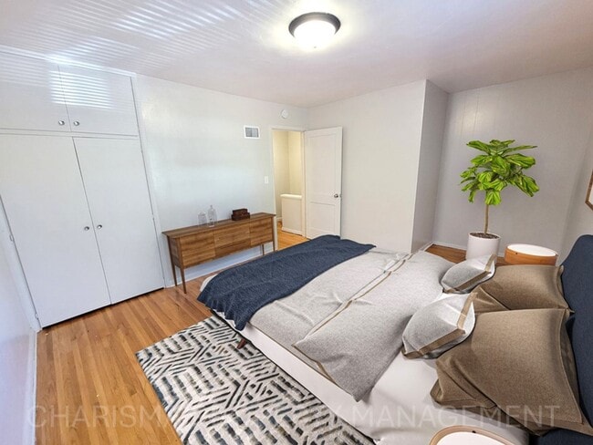 Building Photo - SPACIOUS TWO BEDROOM ONE BATH DUPLEX!! GRE...