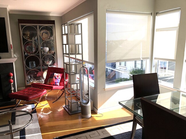 Building Photo - Elegant & Expansive Furnished 3 Bedroom/2 ...