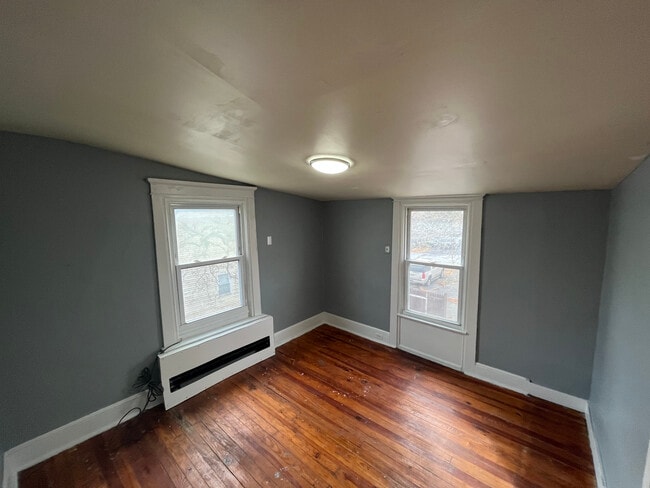 Building Photo - 544 King St