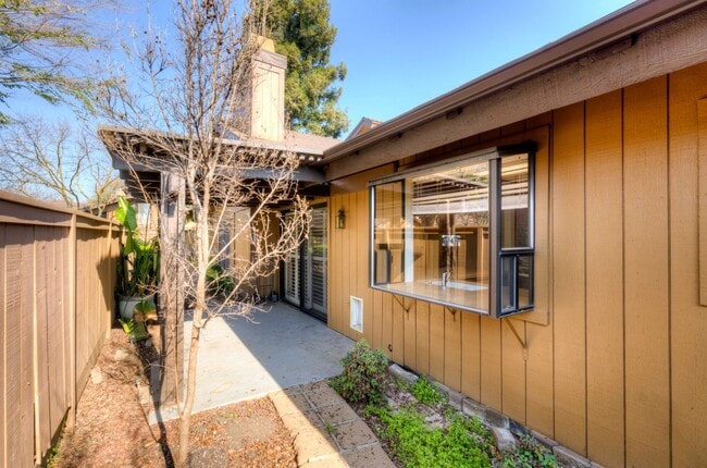 Building Photo - 6260 N Palm Ave