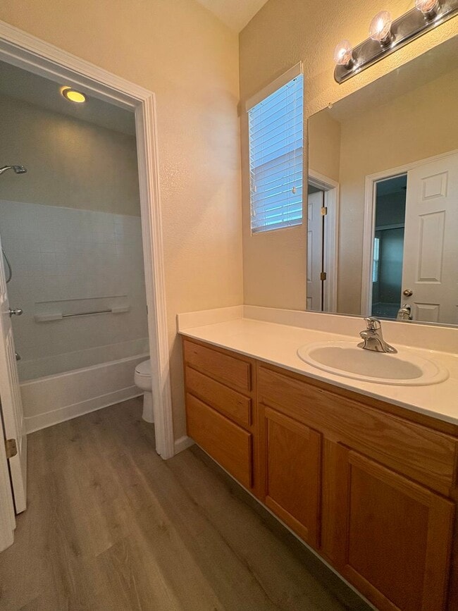 Building Photo - Beautiful 3 Bed 2.5 Bath Brentwood Home
