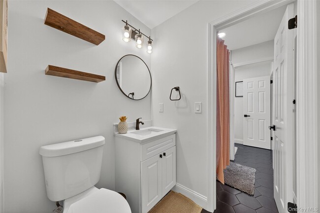 Building Photo - 201 Tamarack Ln