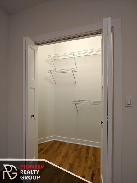 Building Photo - 2211 W Eastwood Ave