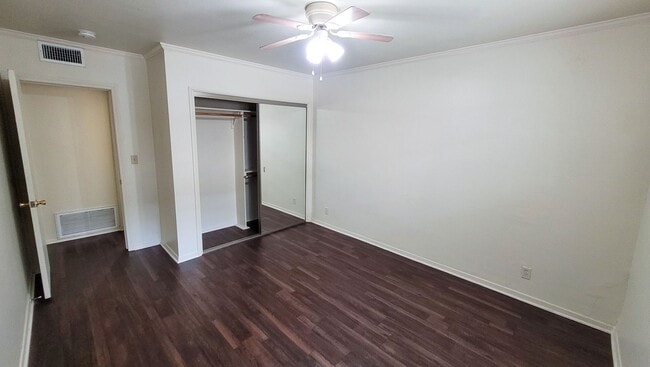 Building Photo - Downstairs 2 Bed 1 Bath with Carport and O...