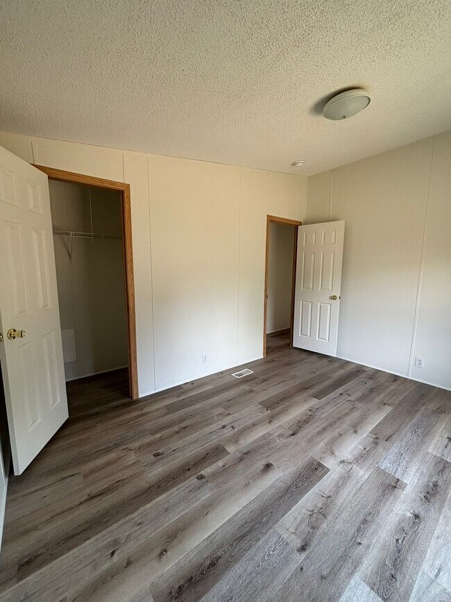 Building Photo - 221 Silver Maple Dr