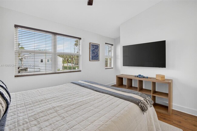 Building Photo - 1953 NE 15th Ave