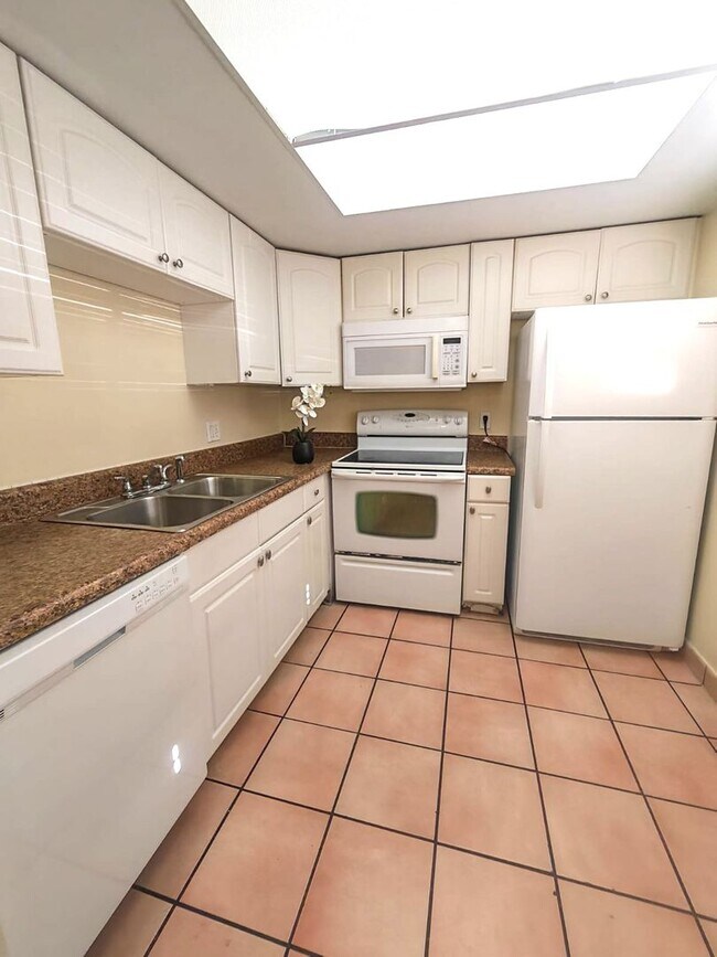 Building Photo - Welcome to your new home in beautiful Tamp...