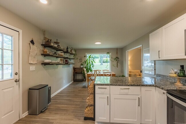 Building Photo - 210 Elliott Ct