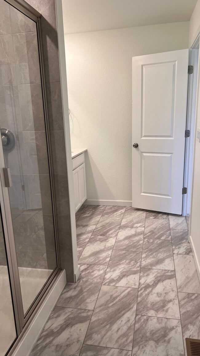 Building Photo - Charming 3 beds 2 baths in Commerce City!
