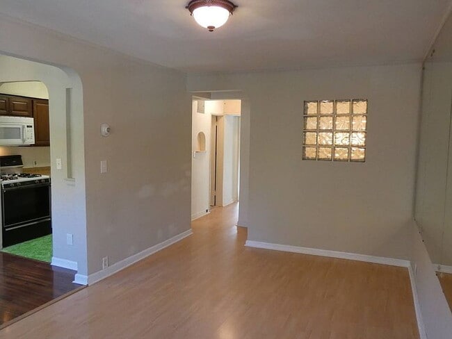 Building Photo - "Spacious 3-Bedroom Gem with Granite Accen...