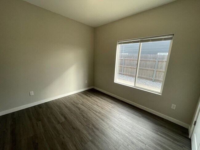 Building Photo - 13544/46 Haskell