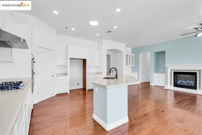 Building Photo - 909 Suntan Ln