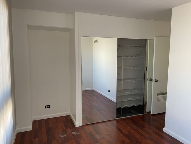 Building Photo - Fairway Manor ... 2 bedroom/Pets OK!