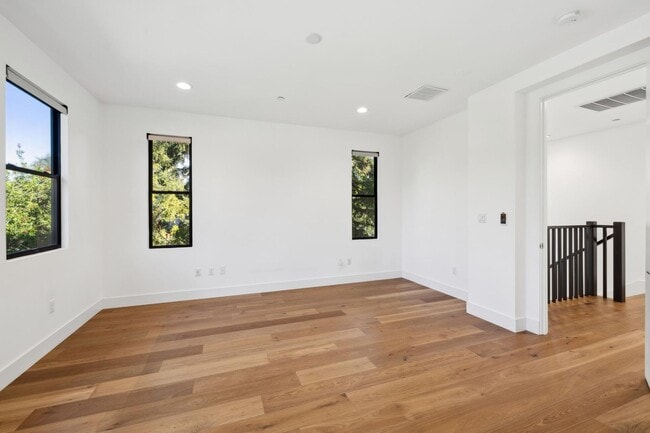 Building Photo - Luxurious Modern Single Family Home in West Menlo Park Available Now!