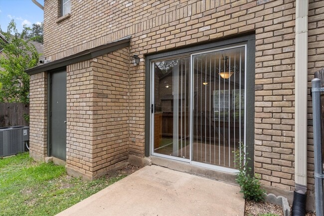 Building Photo - 1015 E Yager Ln