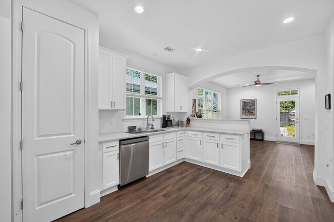 Building Photo - 706 W 44th St