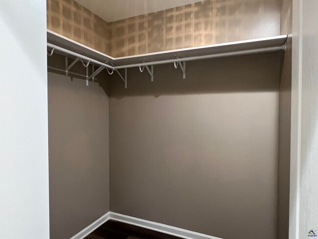 Building Photo - 210 Hearthwood Dr