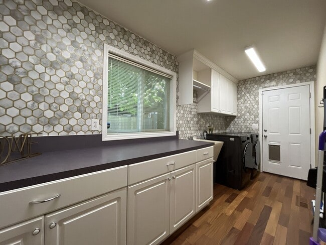Building Photo - Stunning Bull Mountain Home with Gourmet Kitchen & Luxurious Primary Suite Retreat