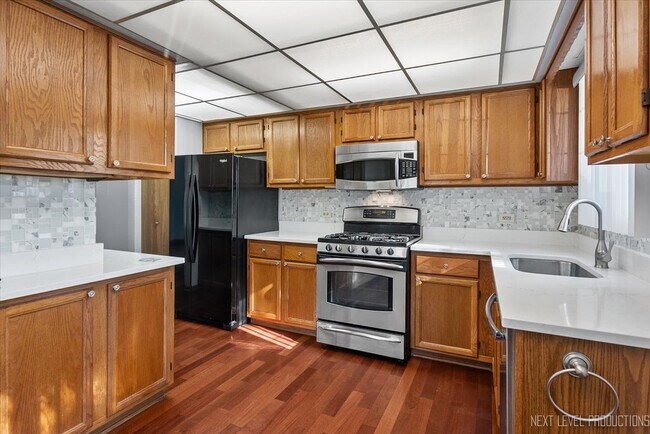 Building Photo - 451 Valley Dr