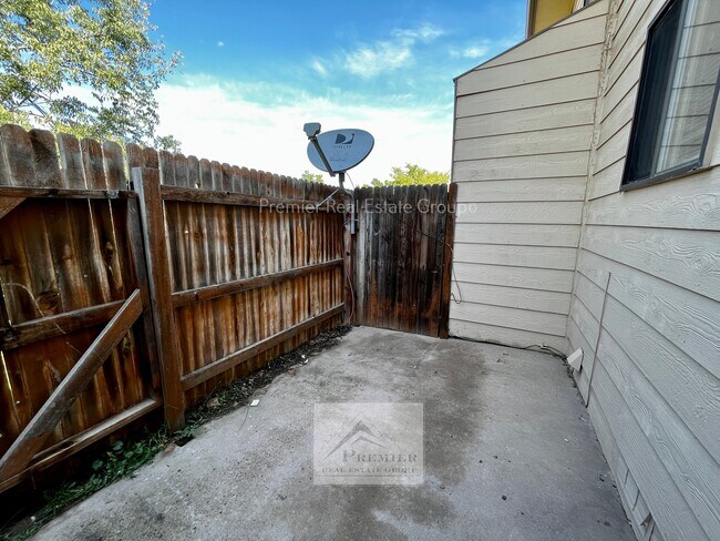 Building Photo - 505 Comanche Village Dr