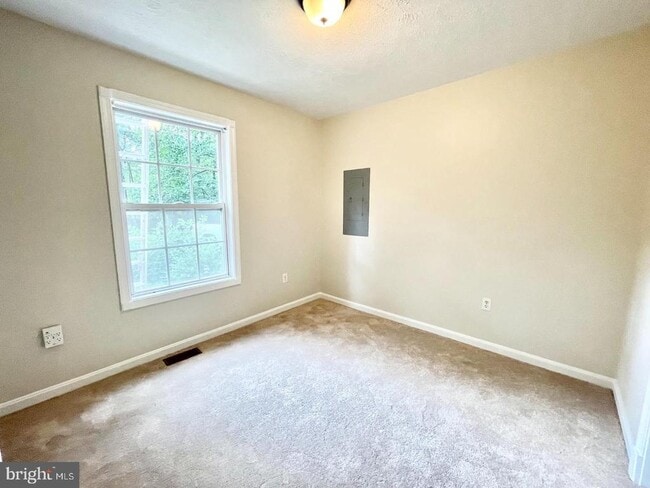 Building Photo - 74 Albertson Ct