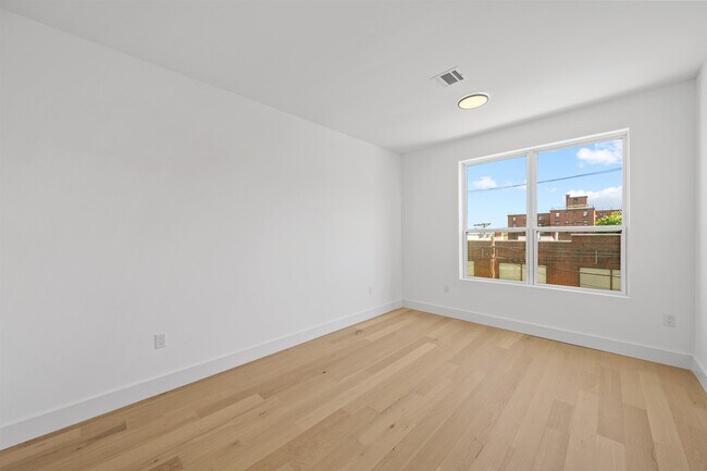 Building Photo - 649 38th St