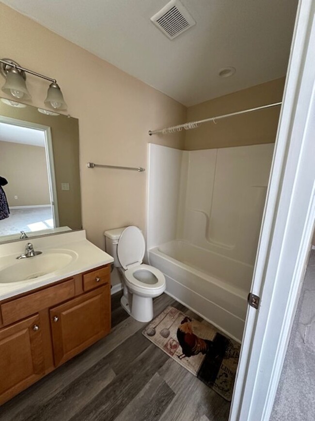 Building Photo - 3 Bedroom 2 Bathroom Duplex