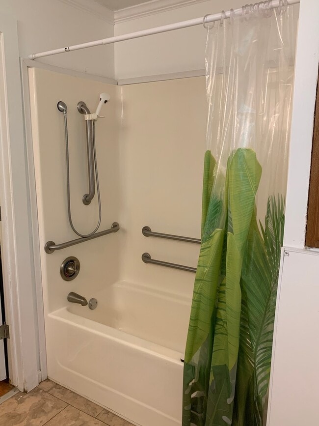 Building Photo - GAUTIER, MISSISSIPPI - Charming 2 bedroom 1 bath cottage.