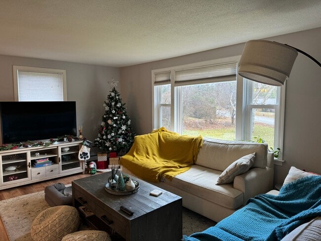 Building Photo - Charming 2 Bed, 1.5 Bath Raised Ranch