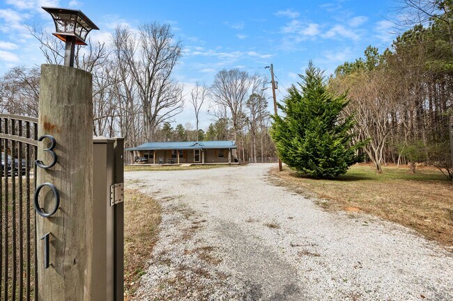 Building Photo - Ranch with 6 Acres!