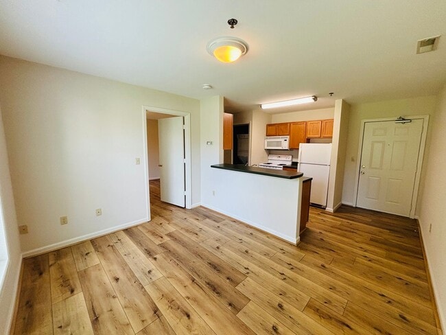 Building Photo - * RE-RENTAL AVAILABLE 3/31/26 * 1 Bedroom, 1 Bath Apartment