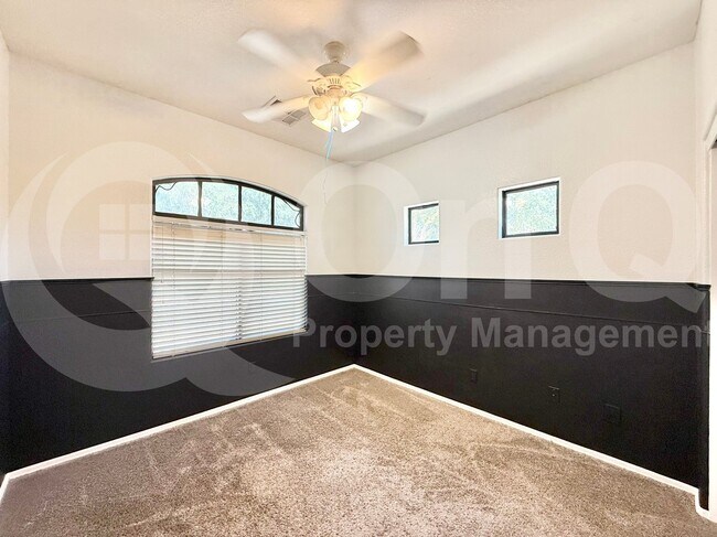 Building Photo - 3913 S Crosscreek Dr