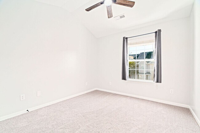 Building Photo - 116 Winding River Dr