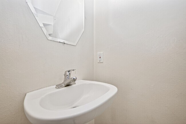 Building Photo - 15515 Waldron Cir