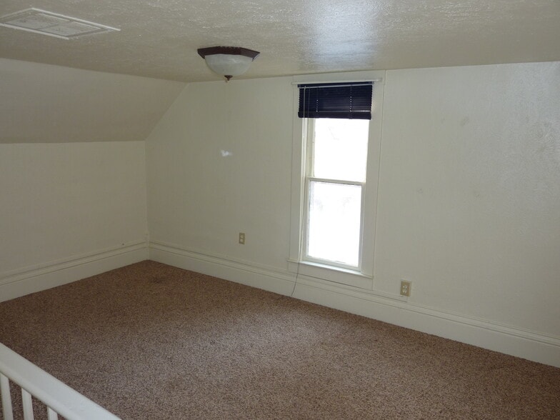 Building Photo - 829 Bross St